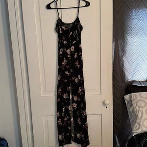 Beautiful floral maxi dress — Size Small